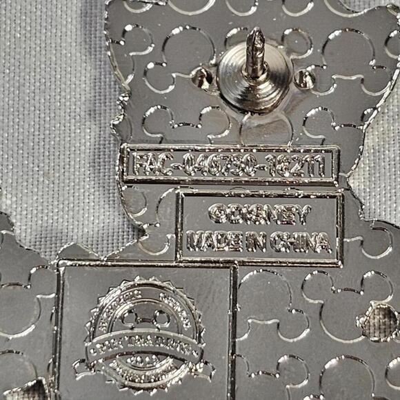 Disney Parks 2019 Mystery Pin Cat. Collectors Pin - Picture 5 of 6